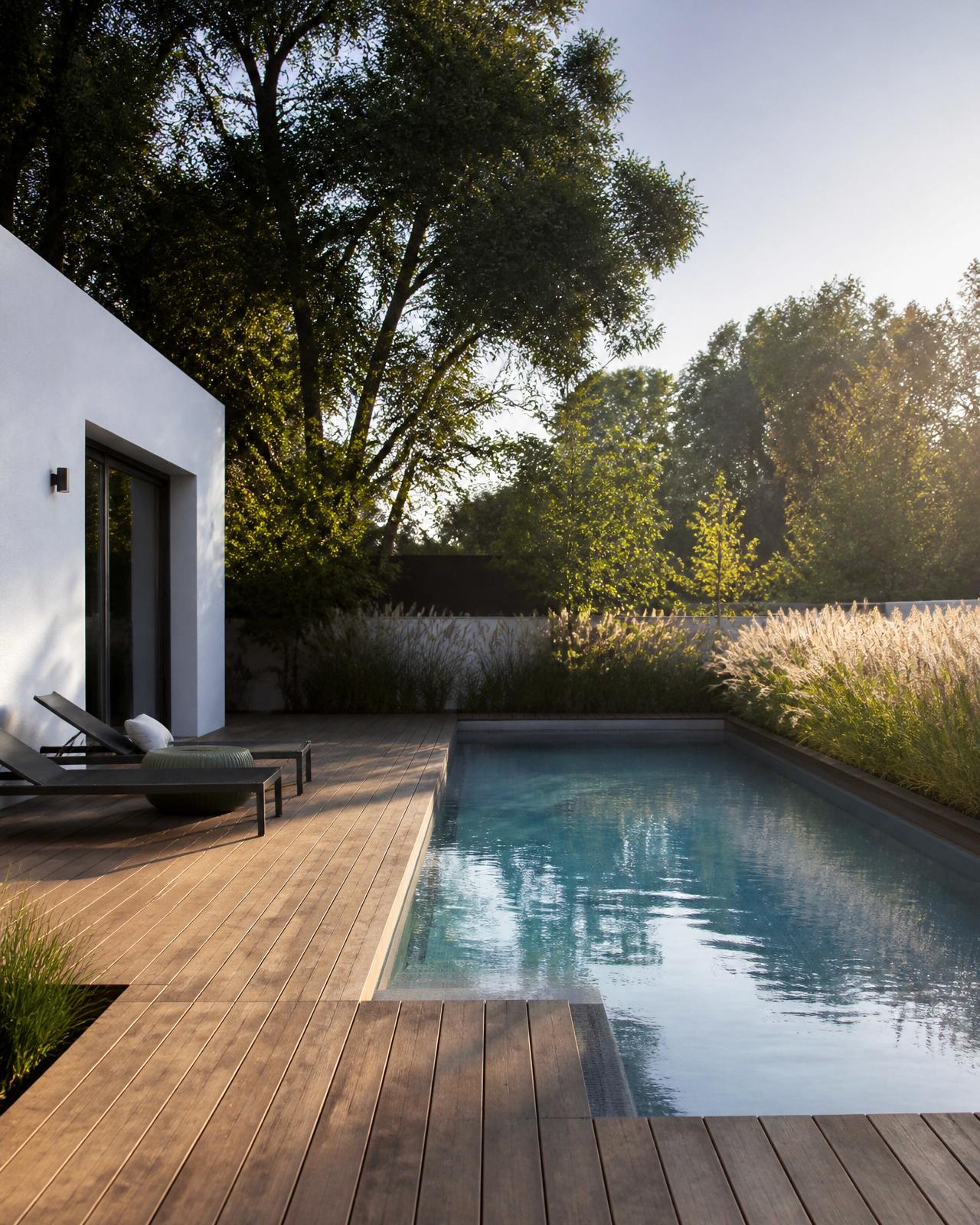 Holzdeck mit Pool-Integration
